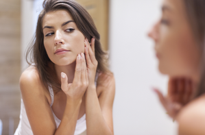 Jazvy po akné: Ako vznikajú a ako sa ich efektívne zbaviť pomocou K-Beauty